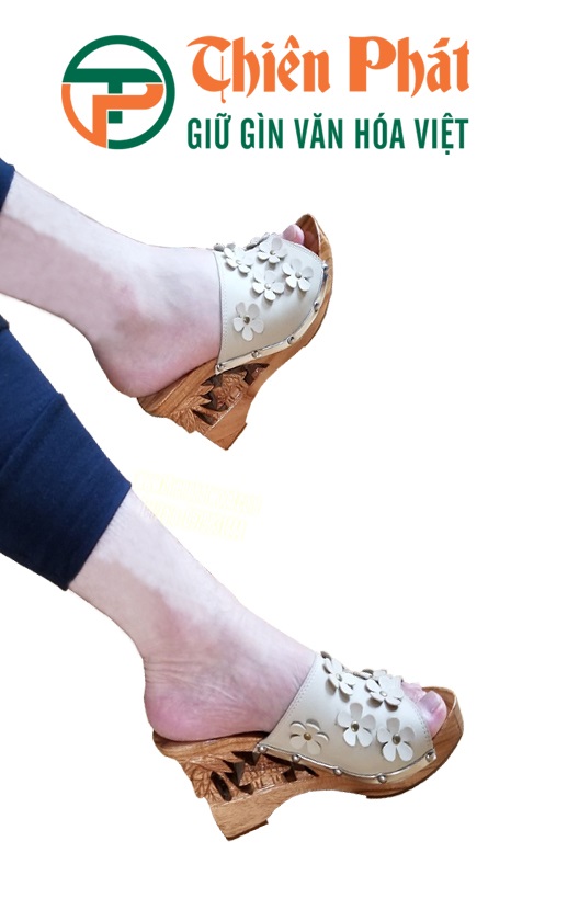 guốc gỗ quê hương với quai sambo mang vào không bị rộng hay khó đi